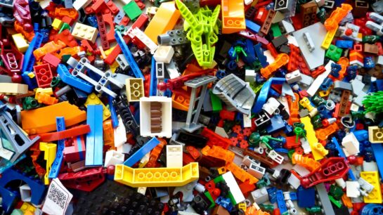A pile of disorganised lego bricks